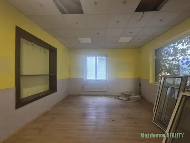 Pronájem obchodního prostoru, Praha - Libeň, náměstí Dr. Václava Holého, 300 m2