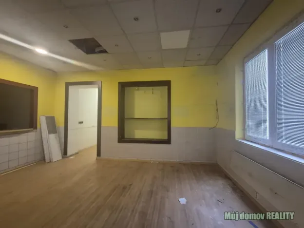 Pronájem obchodního prostoru, Praha - Libeň, náměstí Dr. Václava Holého, 300 m2