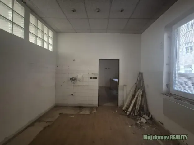 Pronájem obchodního prostoru, Praha - Libeň, náměstí Dr. Václava Holého, 300 m2