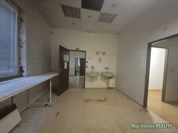 Pronájem obchodního prostoru, Praha - Libeň, náměstí Dr. Václava Holého, 300 m2