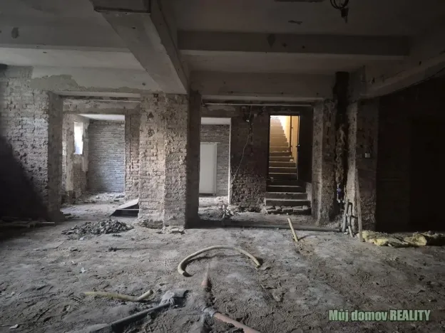 Pronájem obchodního prostoru, Praha - Libeň, náměstí Dr. Václava Holého, 300 m2