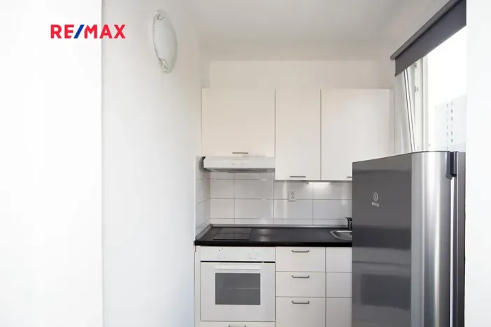 Pronájem bytu 1+kk, Praha - Modřany, Angelovova, 30 m2