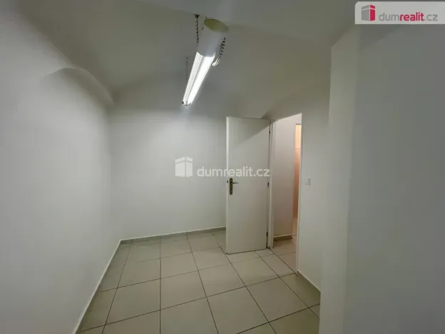 Pronájem obchodního prostoru, Kolín - Kolín I, Karlovo náměstí, 57 m2