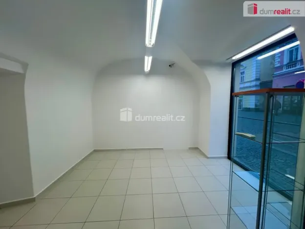 Pronájem obchodního prostoru, Kolín - Kolín I, Karlovo náměstí, 57 m2