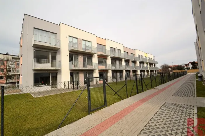 Pronájem garážového stání, Praha, Formanská, 13 m2