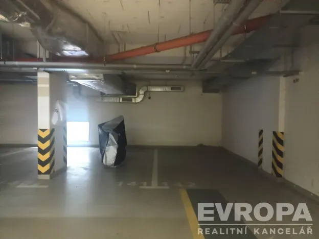 Pronájem garážového stání, Praha - Dejvice, Heinemannova, 18 m2