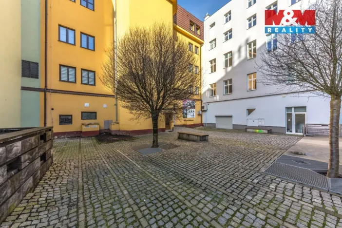 Pronájem obchodního prostoru, Liberec - Liberec IV-Perštýn, nám. Dr. E. Beneše, 100 m2