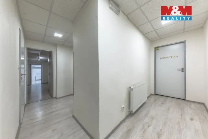 Pronájem obchodního prostoru, Liberec - Liberec IV-Perštýn, nám. Dr. E. Beneše, 100 m2