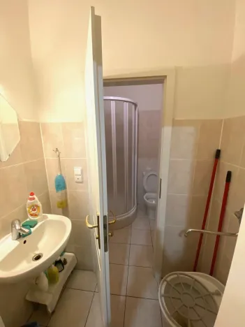 Prodej obchodního prostoru, Karlovy Vary, Mariánskolázeňská, 68 m2