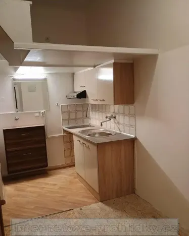 Pronájem bytu 1+kk, Praha - Střešovice, Na bateriích, 25 m2