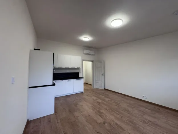 Pronájem bytu 1+kk, Praha - Střešovice, Na Petynce, 26 m2