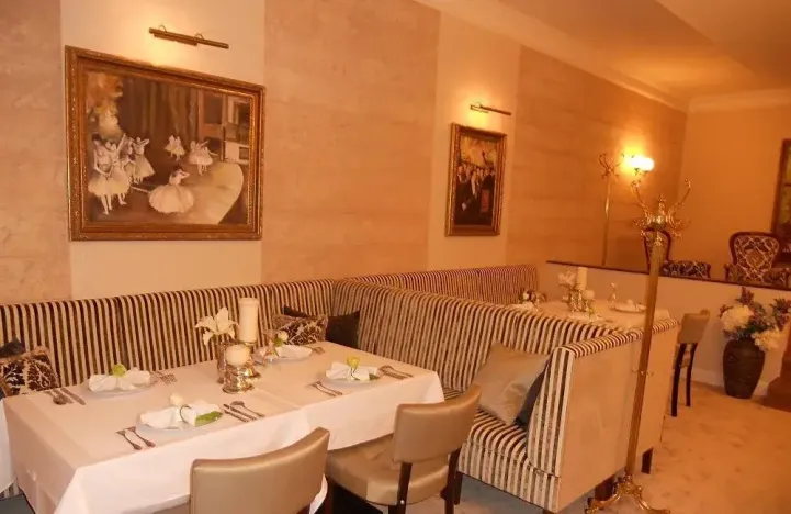 Pronájem restaurace, Karlovy Vary, Divadelní náměstí, 390 m2