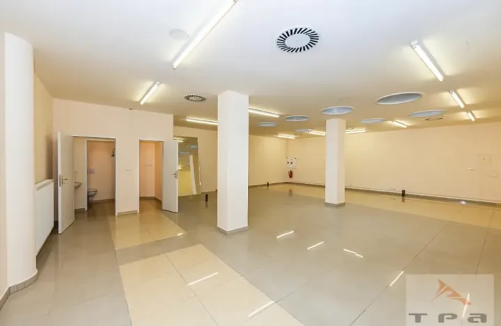 Prodej obchodního prostoru, Karlovy Vary, Divadelní náměstí, 100 m2