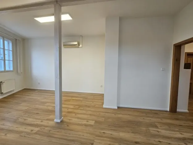 Pronájem kanceláře, Praha, Vinopalnická, 104 m2