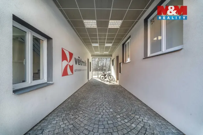 Pronájem kanceláře, Plzeň - Božkov, Božkovské náměstí, 382 m2