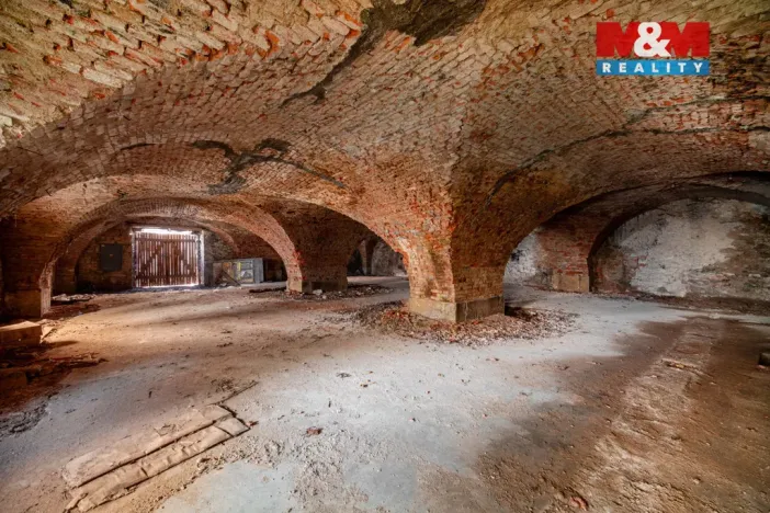 Prodej obchodního prostoru, Polička - Polička-Město, Komenského, 476 m2