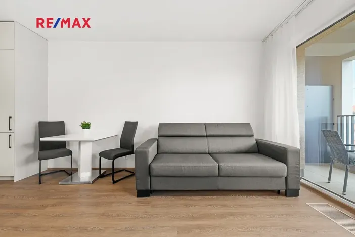 Pronájem bytu 1+kk, Praha - Hloubětín, Poděbradská, 33 m2