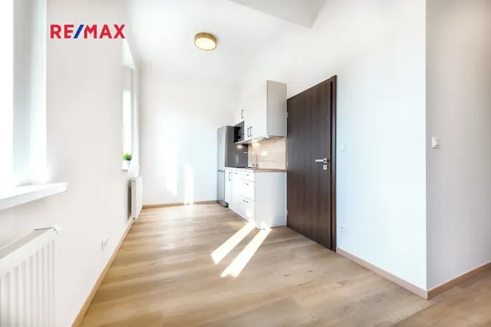 Pronájem bytu 1+kk, Praha - Libeň, náměstí Dr. Václava Holého, 27 m2