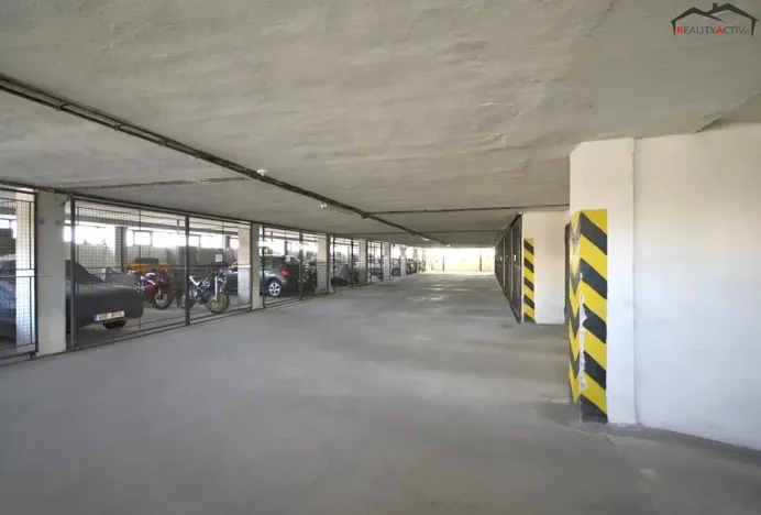 Pronájem garážového stání, Brno, Loosova, 12 m2