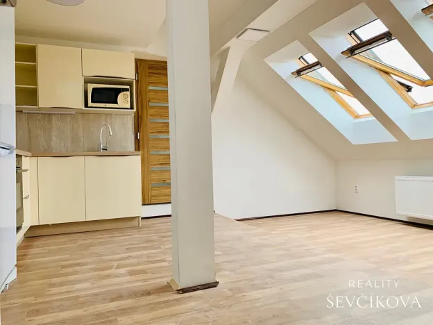 Pronájem atypického bytu, Hradec Králové, Smetanovo nábřeží, 80 m2