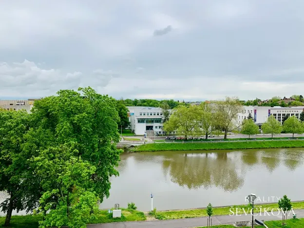 Pronájem atypického bytu, Hradec Králové, Smetanovo nábřeží, 80 m2