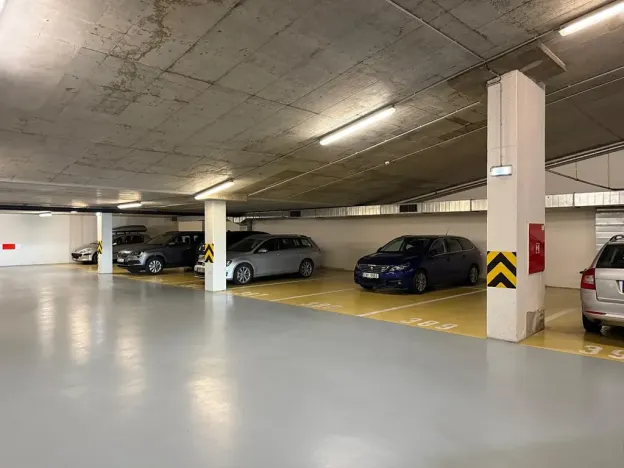 Pronájem garážového stání, Praha - Troja, Hnězdenská, 20 m2