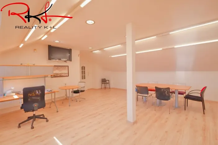Pronájem kanceláře, Roudnice nad Labem, Husovo náměstí, 101 m2