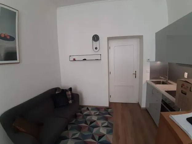 Pronájem bytu 1+kk, Praha - Smíchov, Zborovská, 35 m2