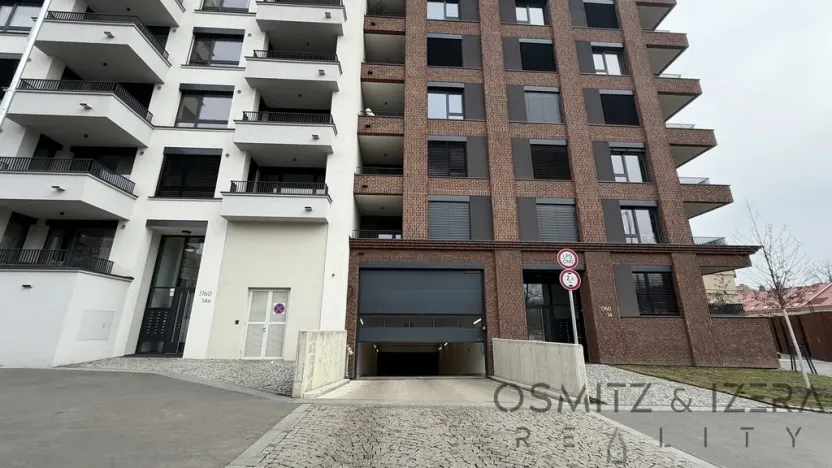 Pronájem garážového stání, Praha - Nusle, Závišova, 16129 m2