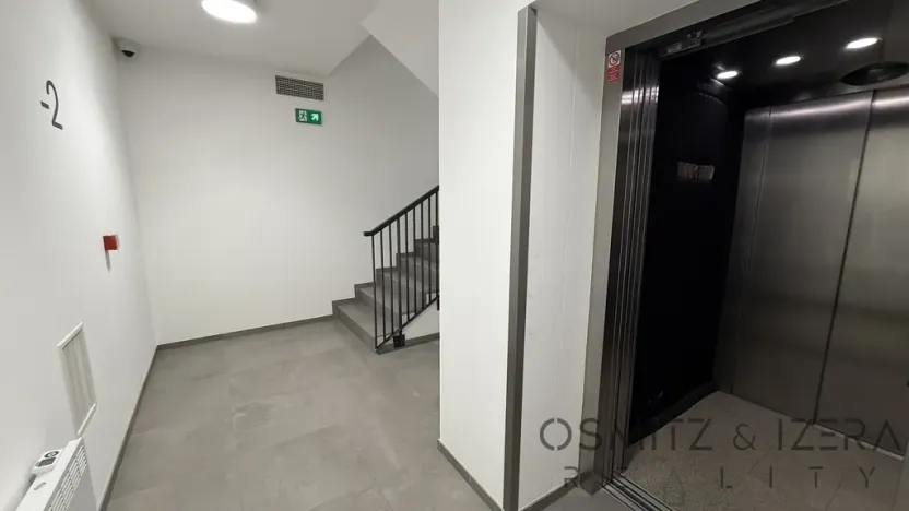 Pronájem garážového stání, Praha - Nusle, Závišova, 16129 m2