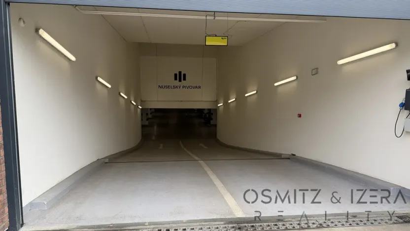 Pronájem garážového stání, Praha - Nusle, Závišova, 15 m2