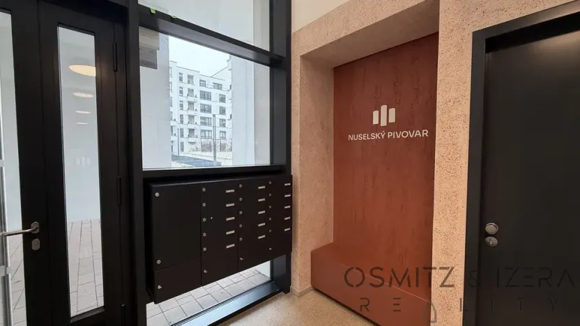 Pronájem garážového stání, Praha - Nusle, Závišova, 15 m2