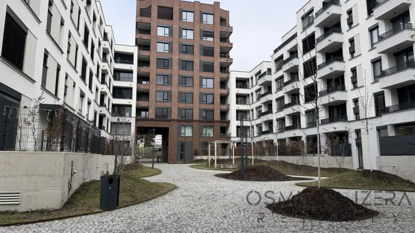 Pronájem garážového stání, Praha - Nusle, Závišova, 15 m2