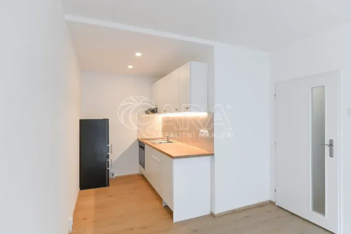 Pronájem bytu 2+kk, Praha - Kobylisy, Famfulíkova, 43 m2