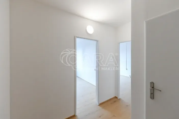 Pronájem bytu 2+kk, Praha - Kobylisy, Famfulíkova, 43 m2