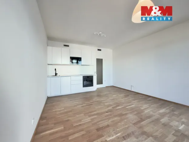 Pronájem bytu 1+kk, Praha, Mezi vodami, 30 m2