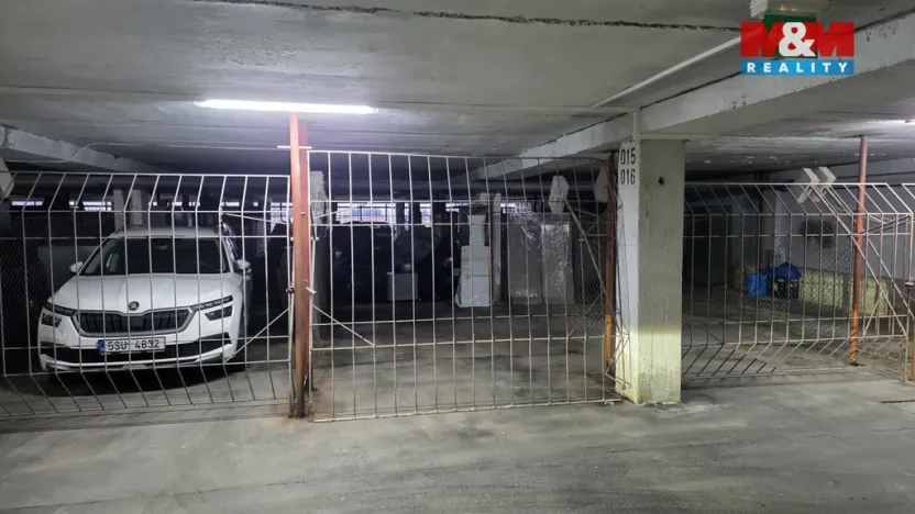 Pronájem garážového stání, Praha - Střížkov, Lovosická, 18 m2
