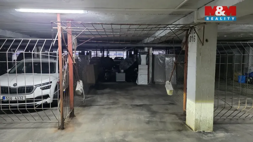 Pronájem garážového stání, Praha - Střížkov, Lovosická, 18 m2