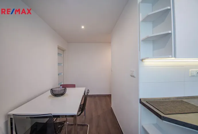 Pronájem bytu 2+1, Hradec Králové - Slezské Předměstí, Myslivečkova, 43 m2