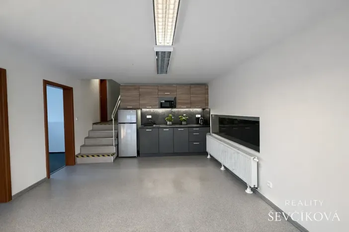 Pronájem obchodního prostoru, Hradec Králové, Vlčkovická, 700 m2