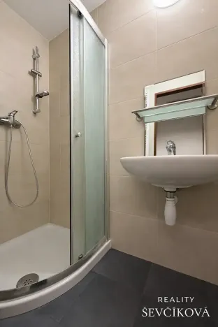 Pronájem obchodního prostoru, Hradec Králové, Vlčkovická, 700 m2