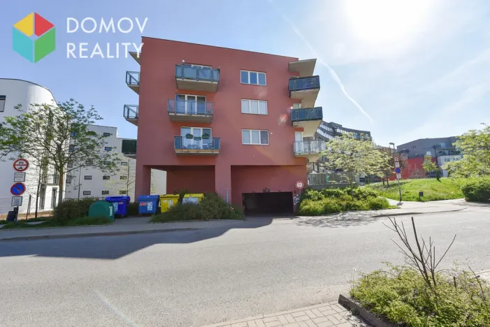 Pronájem garážového stání, Beroun, Nepilova, 12 m2