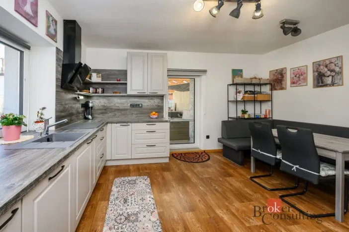 Prodej rodinného domu, Koloveč, nám. Svobody, 160 m2