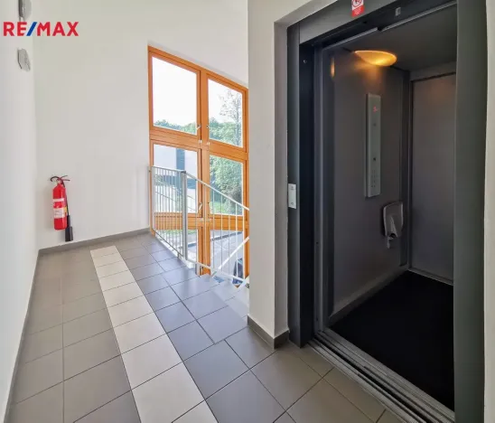 Pronájem bytu 4+kk, Praha - Hrdlořezy, Hrdlořezská, 99 m2