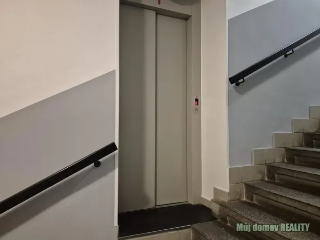 Pronájem bytu 1+1, Praha - Holešovice, Osadní, 38 m2