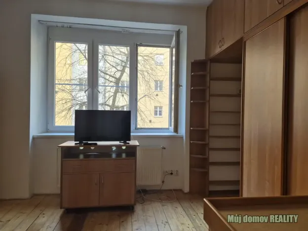 Pronájem bytu 1+1, Praha - Holešovice, Osadní, 38 m2