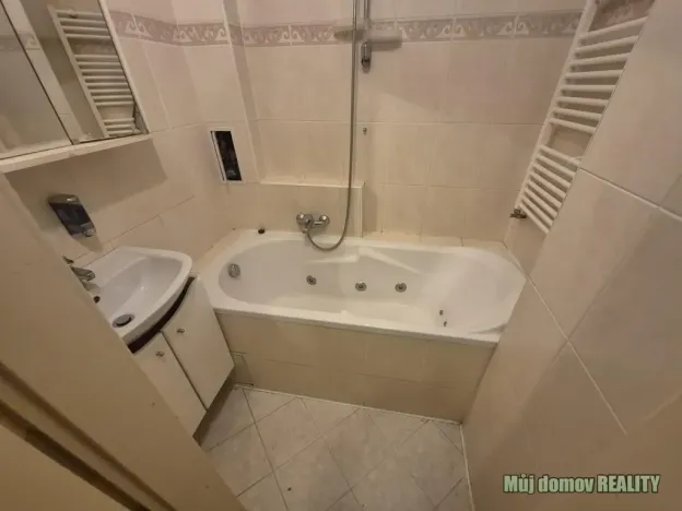 Pronájem bytu 1+1, Praha - Holešovice, Osadní, 38 m2