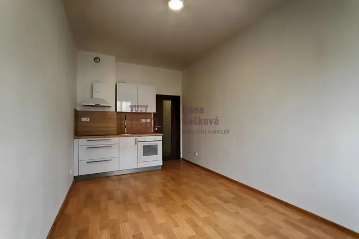 Pronájem bytu 1+kk, Jindřichův Hradec, nám. Míru, 20 m2
