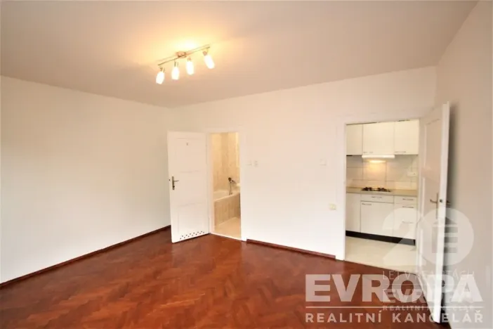 Pronájem bytu 2+kk, Praha - Žižkov, Biskupcova, 39 m2