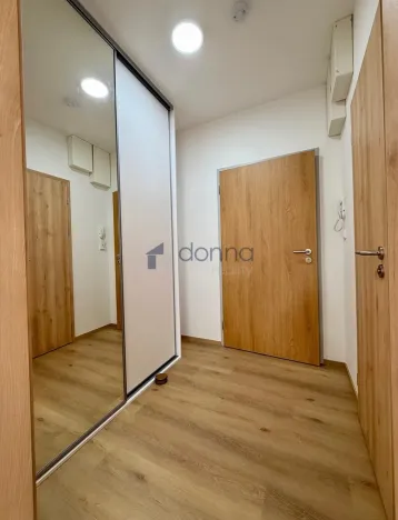 Pronájem bytu 1+kk, Praha, Mochovská, 30 m2
